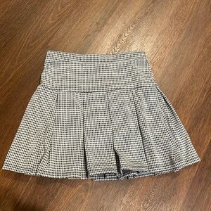 3/$15 Houndstooth skirt